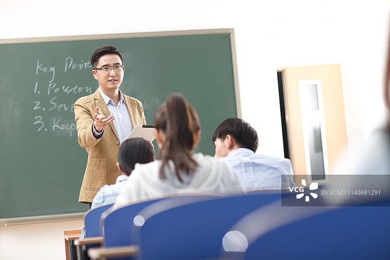 老师和学生在教室里上课图片素材