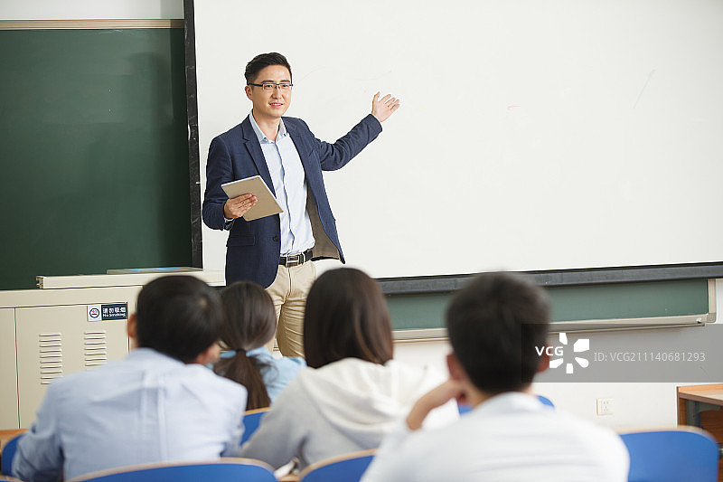老师和学生在教室里上课图片素材