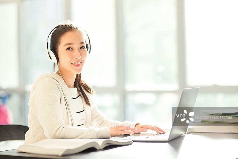 青年大学生在教室里使用电脑图片素材