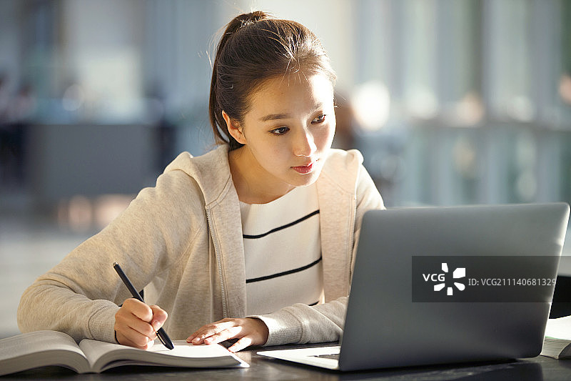 青年大学生在教室里学习图片素材