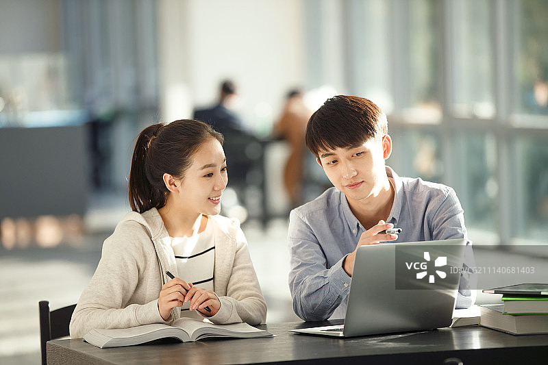 学生在探讨学习图片素材