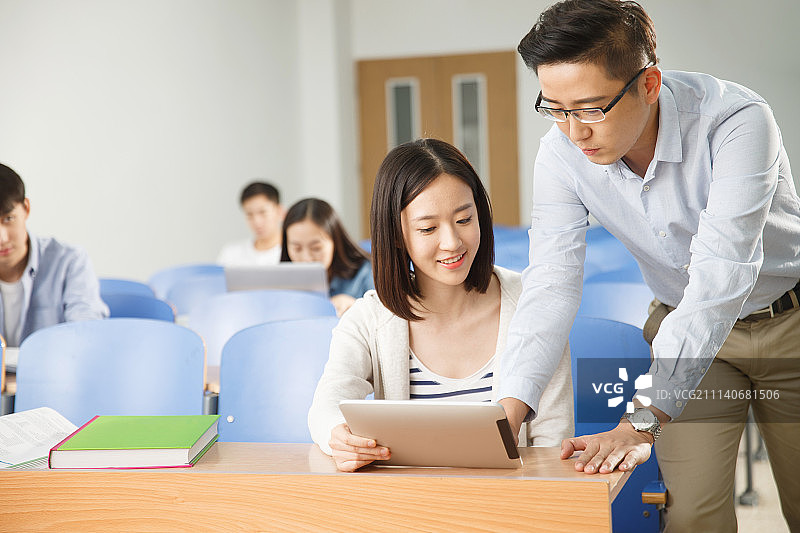 老师辅导学生学习图片素材