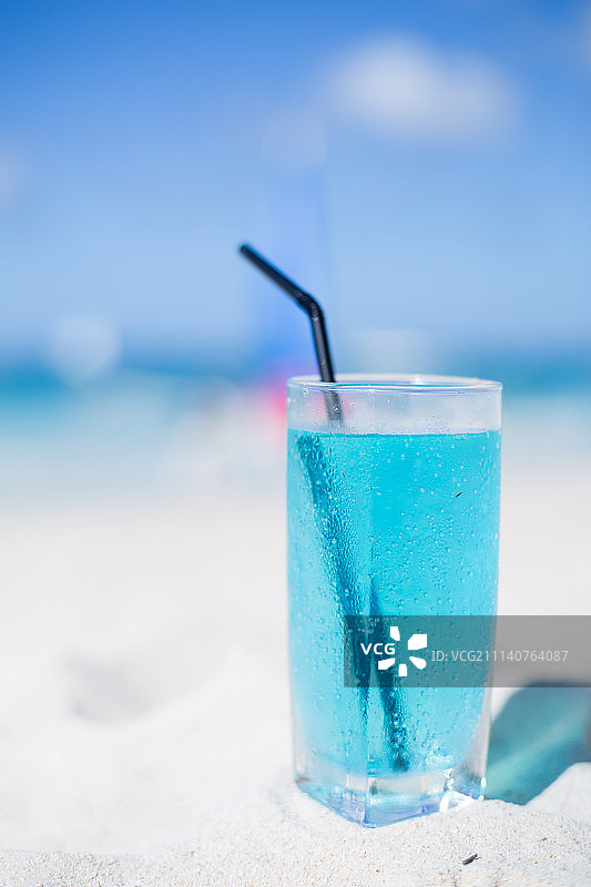 海滩边的饮料图片素材
