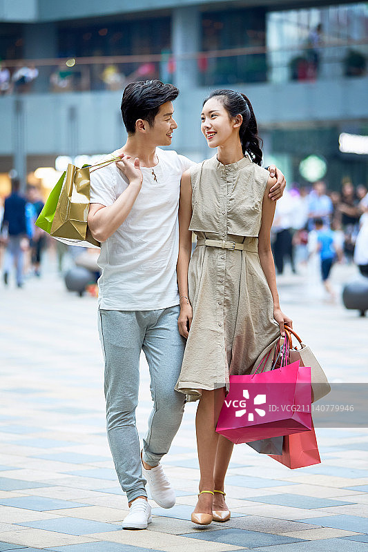 青年情侣逛街购物图片素材