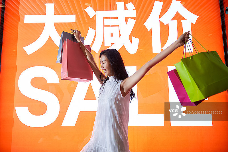 青年女人购物图片素材