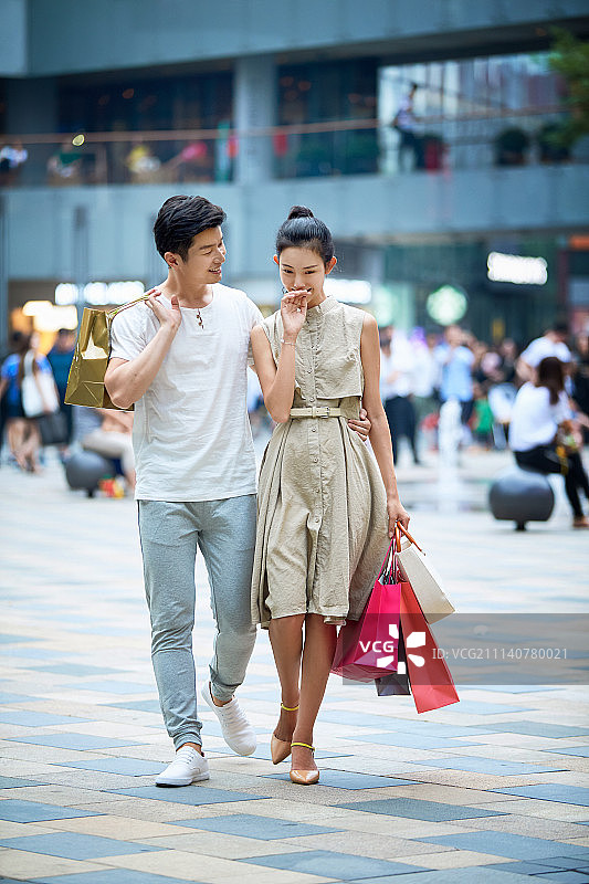 青年情侣逛街购物图片素材