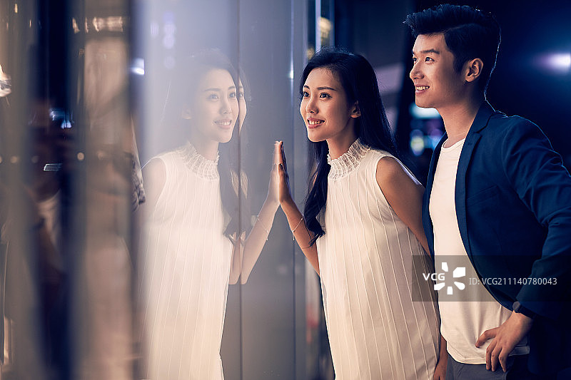 青年情侣逛街购物图片素材