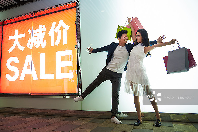 青年情侣购物图片素材
