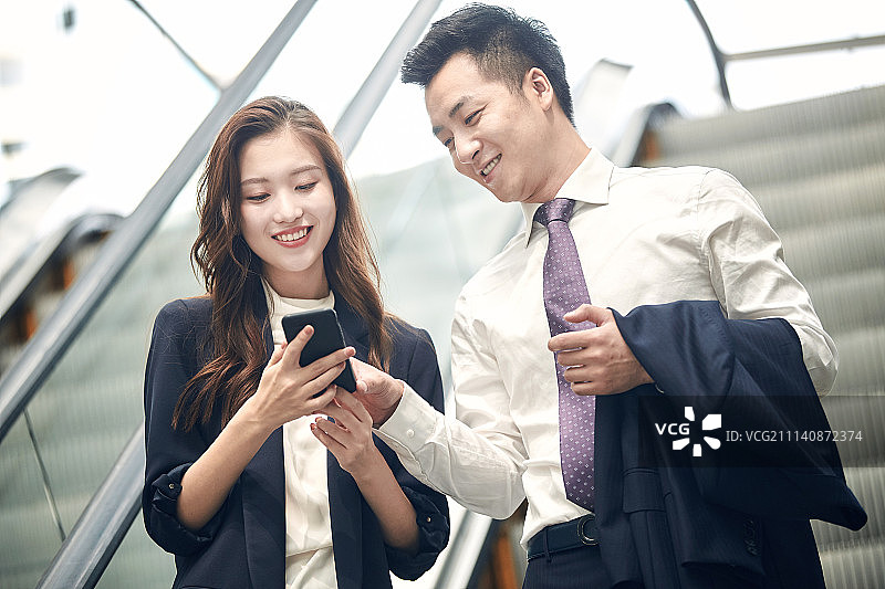 商务人士使用手机图片素材