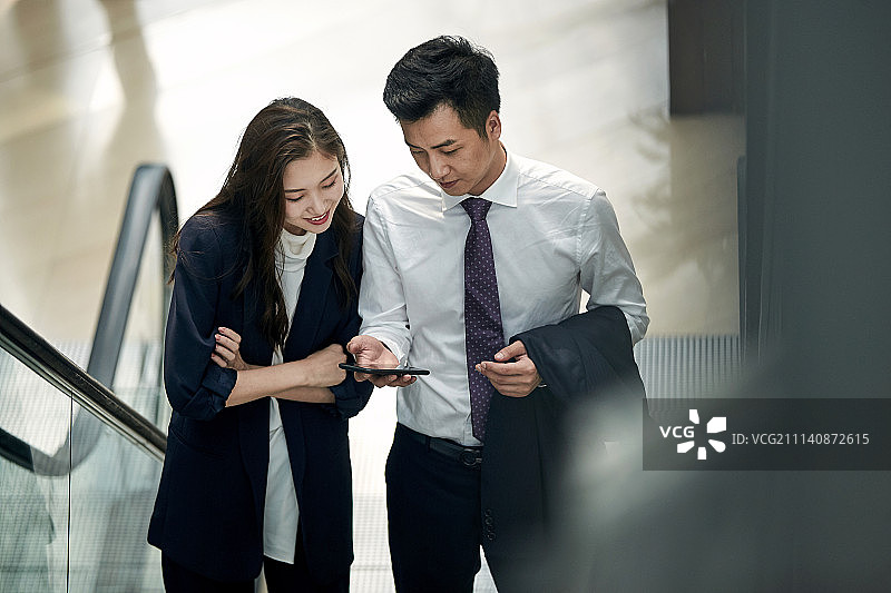商务人士在电梯上交谈图片素材