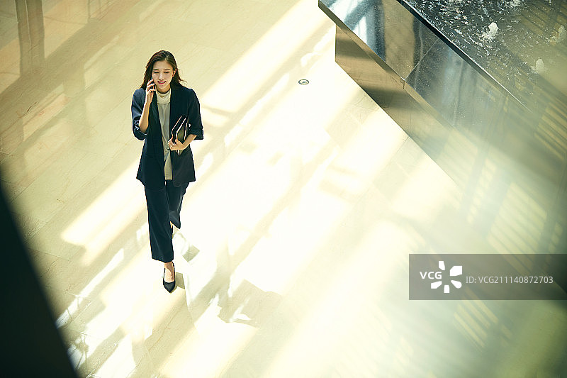 商务女性打电话图片素材