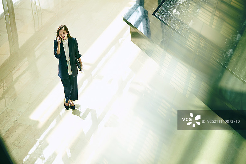 商务女性打电话图片素材