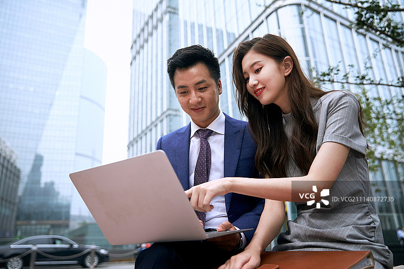 商务人士在户外开会图片素材