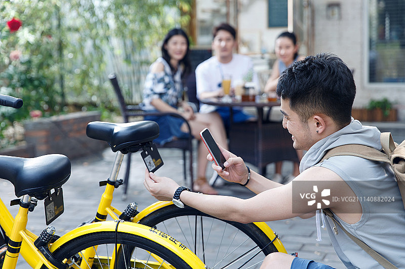 青年人扫描共享单车图片素材