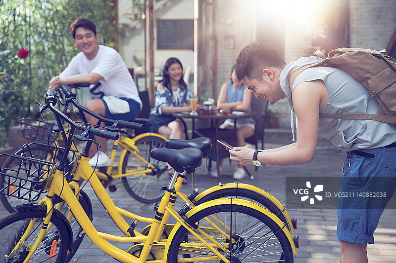 青年人扫描共享单车图片素材