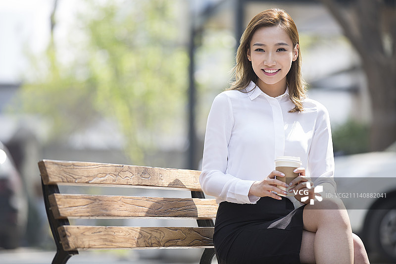 年轻商务女士喝咖啡图片素材