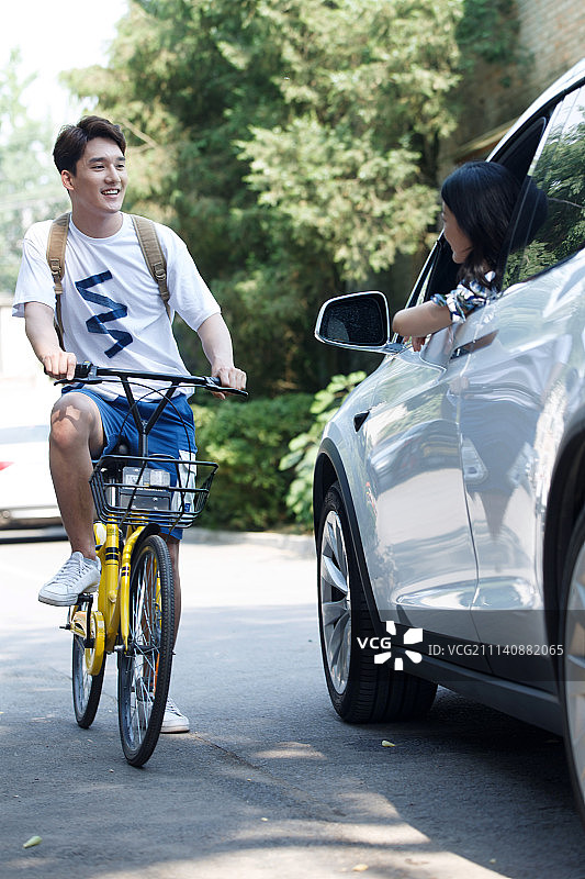 青年男人骑自行车图片素材