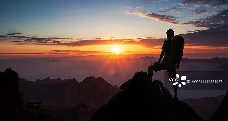 中年男人站在山顶图片素材