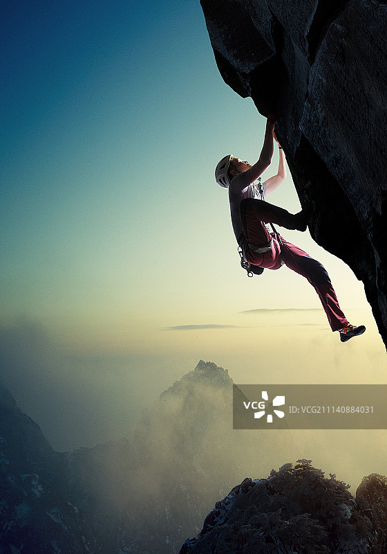 中年男人悬崖上攀岩图片素材