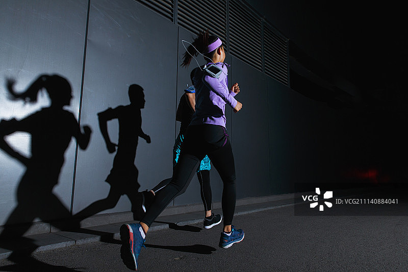 男人女人户外跑步图片素材
