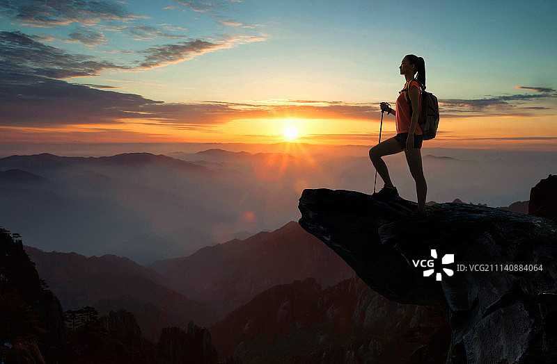 青年女人站在山顶图片素材
