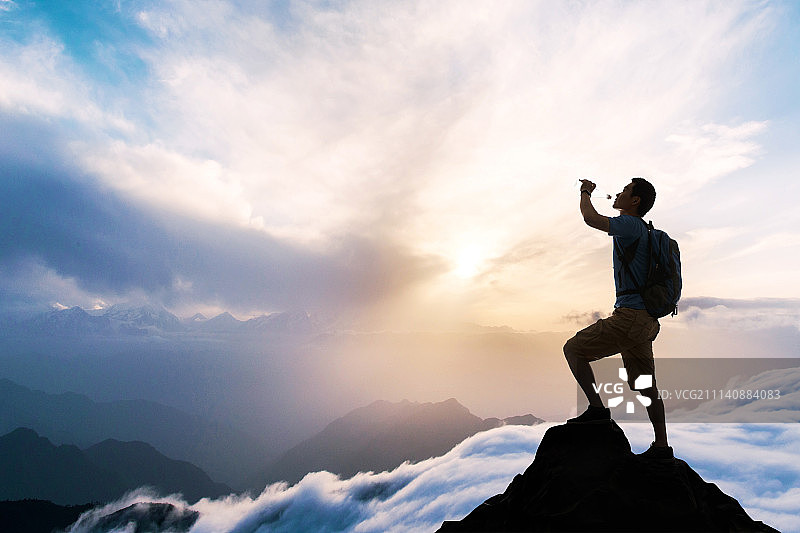 中年男人站在山顶图片素材
