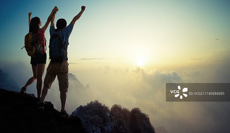 年轻男女登山运动图片素材