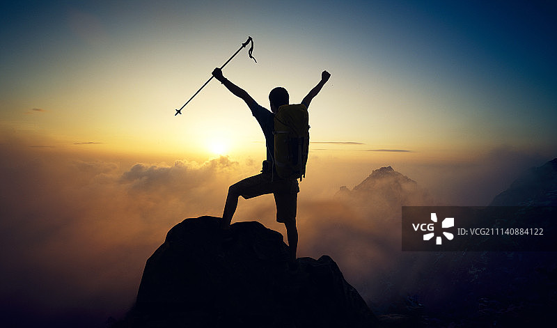 中年男人站在山顶图片素材