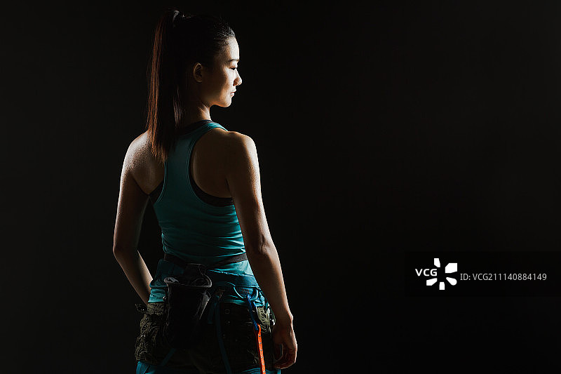 青年女人攀岩运动图片素材