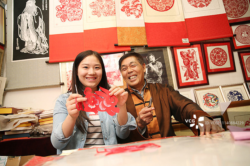 青年女人和老教师学习剪纸图片素材