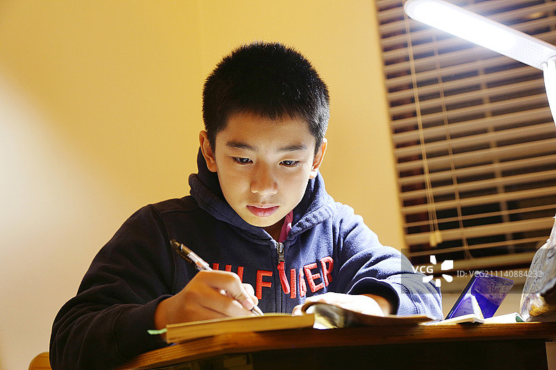 男孩在房间学习图片素材