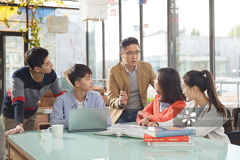 青年男女在咖啡厅图片素材