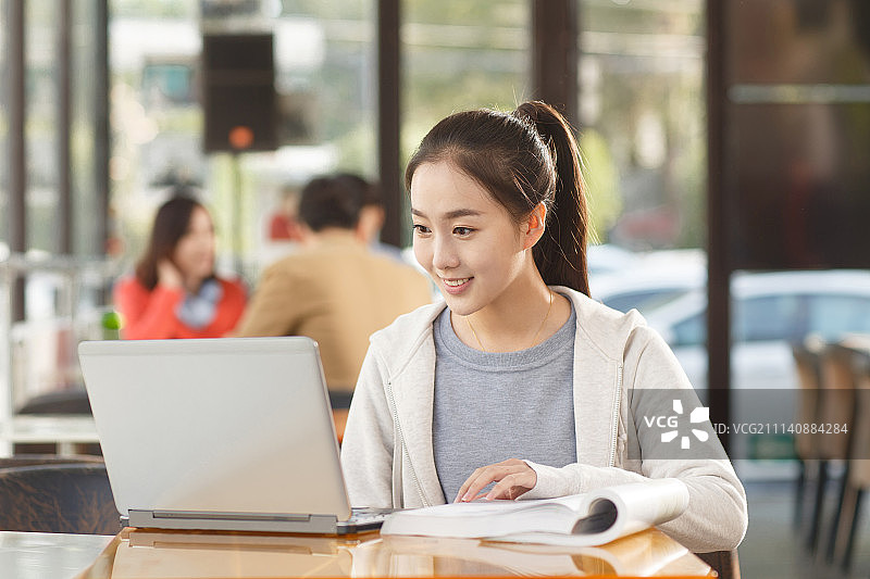 青年女人在咖啡厅学习图片素材
