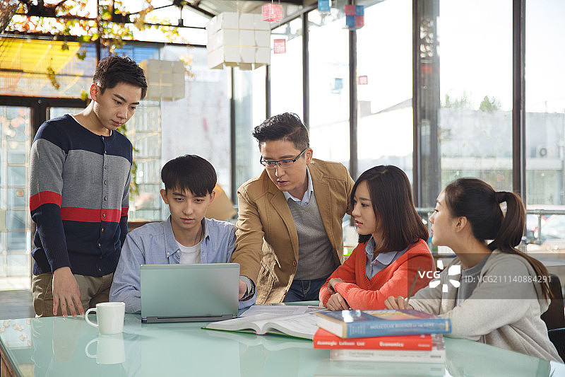 青年男女在咖啡厅图片素材