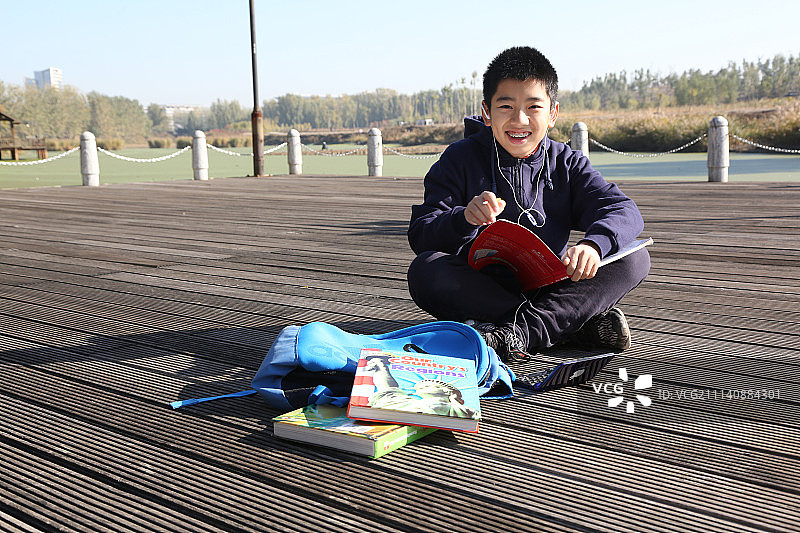男孩在户外学习图片素材