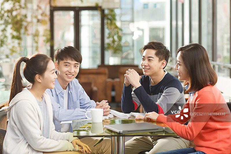 青年男女在咖啡厅图片素材