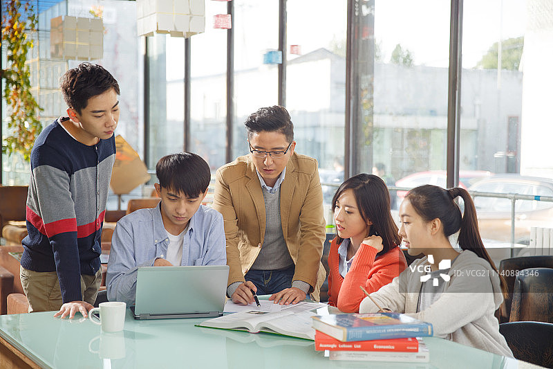 青年男女在咖啡厅学习图片素材