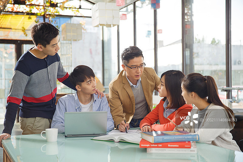 青年男女在咖啡厅学习图片素材