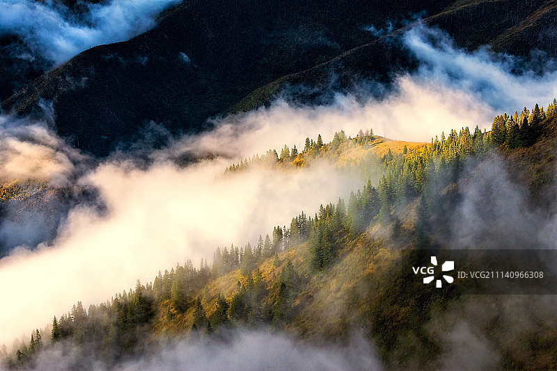 格聂神山风光图片素材