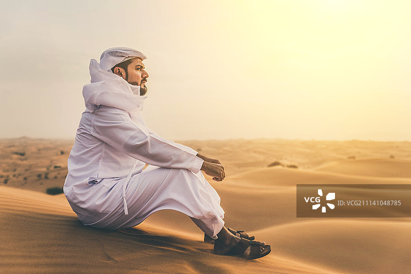 沙漠中的阿拉伯男人图片素材