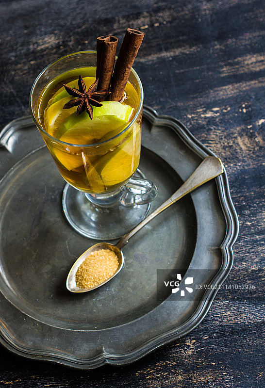 含肉桂棒的苹果酒图片素材
