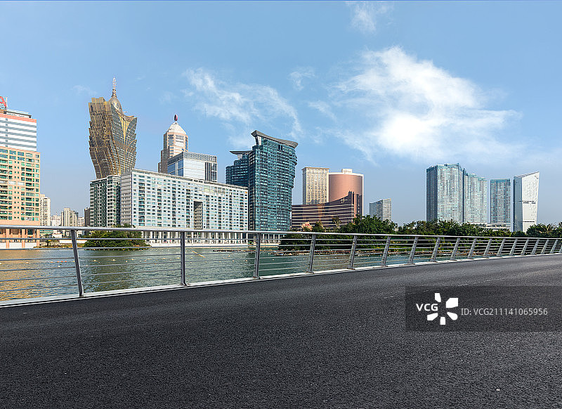 澳门半岛建筑群和前进的机动车道图片素材