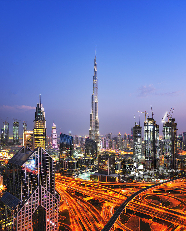 迪拜城市建筑夜景图片素材