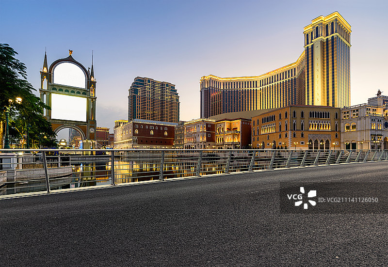 澳门威尼斯人酒店的黄昏和户外无人的机动车道图片素材