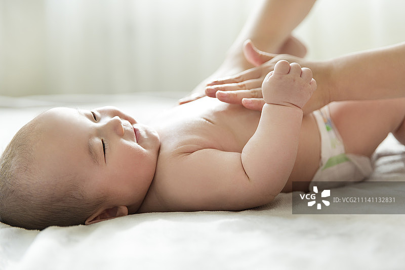 妈妈给宝宝抚触按摩图片素材