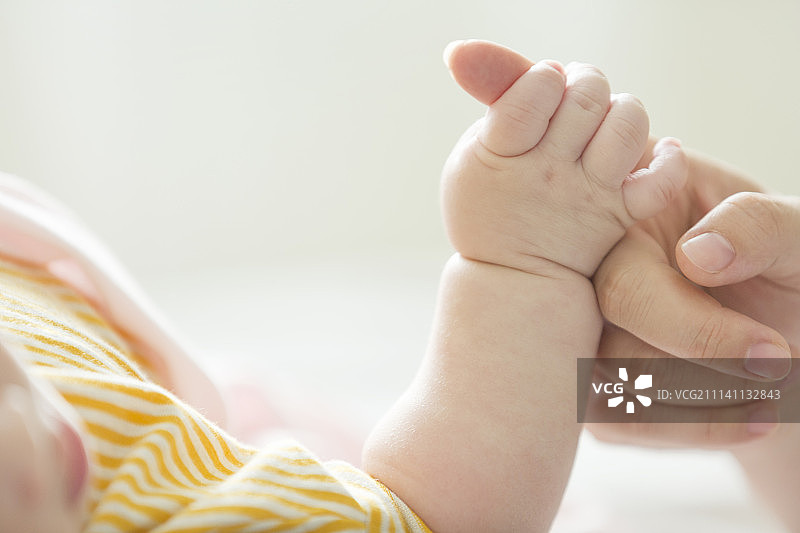 妈妈和宝宝手牵手图片素材