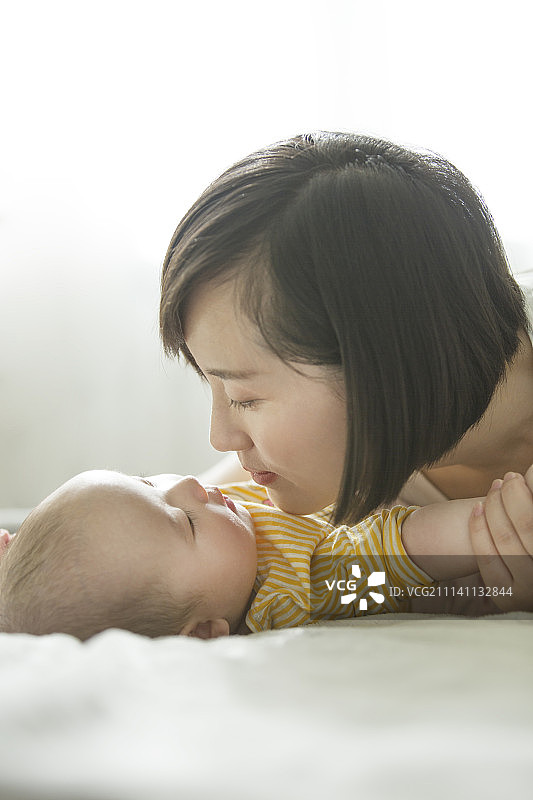 妈妈亲吻宝宝图片素材