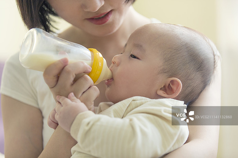 妈妈喂婴儿喝奶图片素材