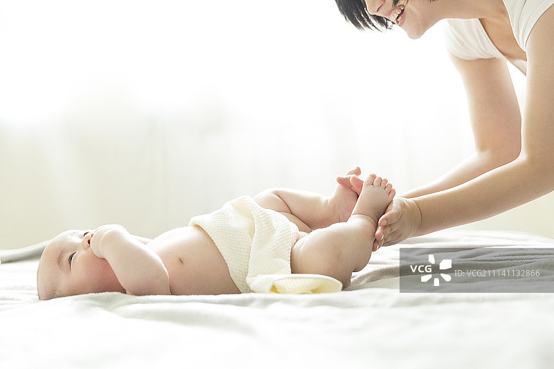 妈妈给宝宝抚触按摩图片素材