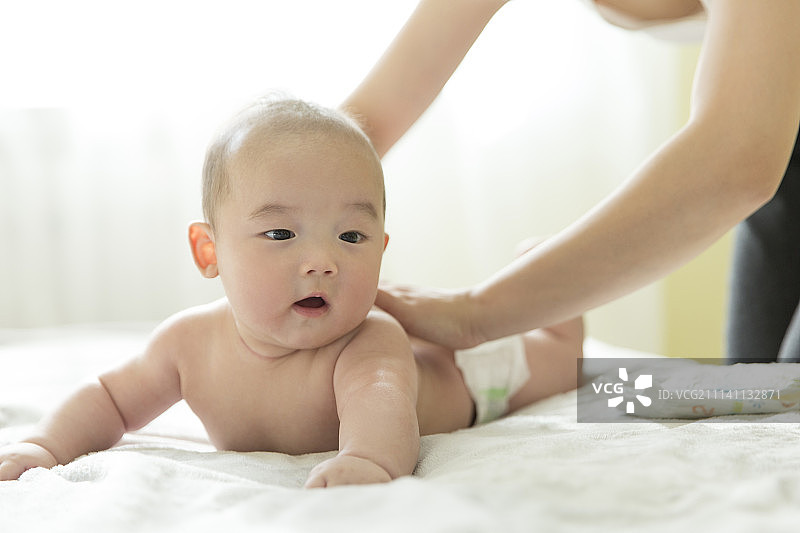 妈妈给宝宝抚触按摩图片素材